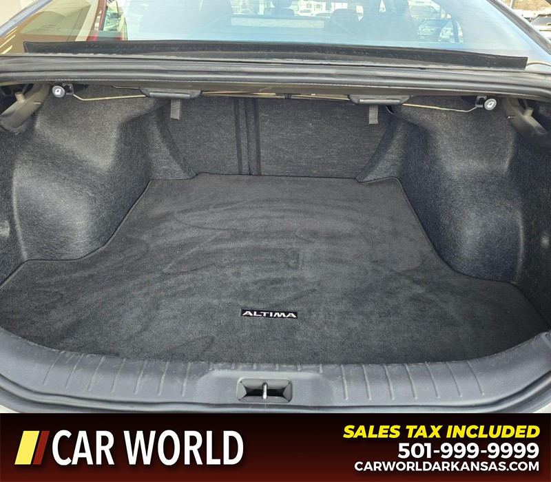 Nissan Altima Vehicle Full-screen Gallery Image 13