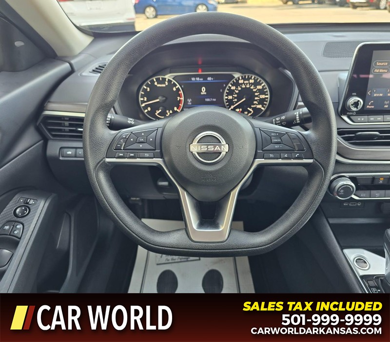 Nissan Altima Vehicle Full-screen Gallery Image 15