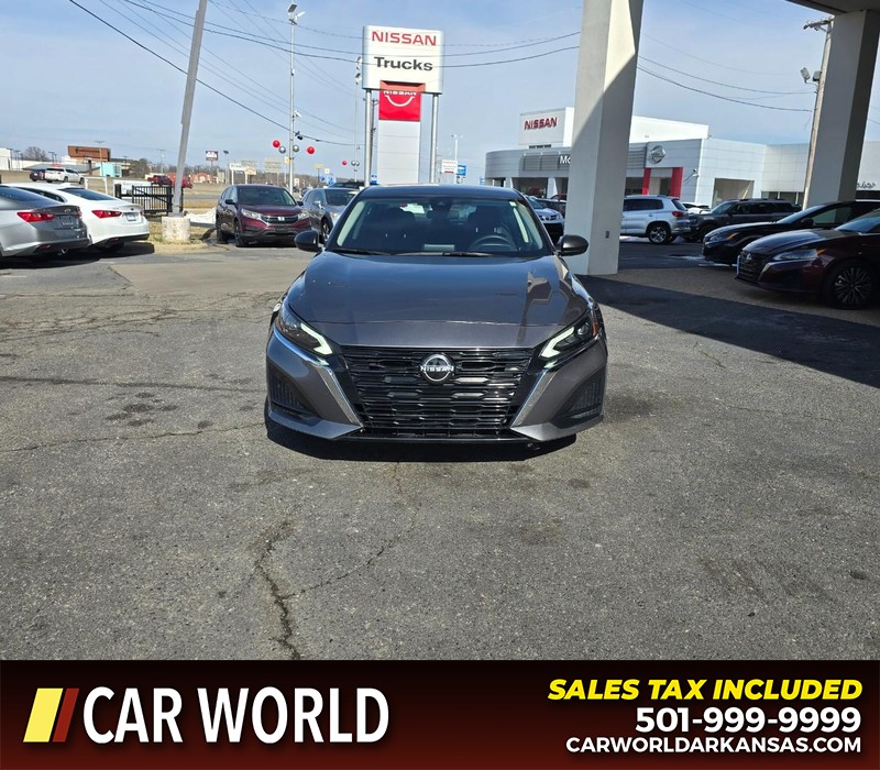 Nissan Altima Vehicle Full-screen Gallery Image 2