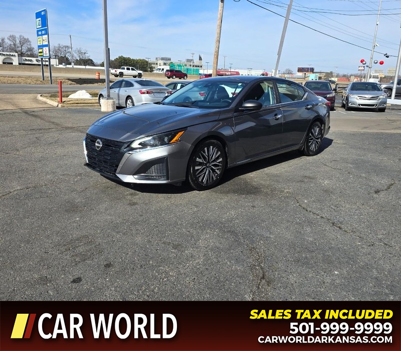 Nissan Altima Vehicle Full-screen Gallery Image 3