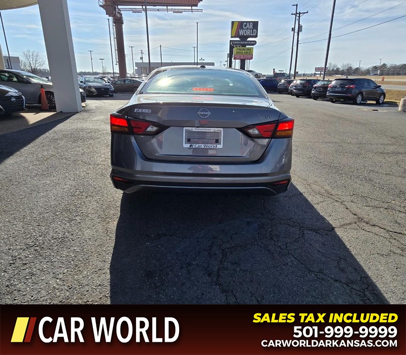 Nissan Altima Vehicle Full-screen Gallery Image 5