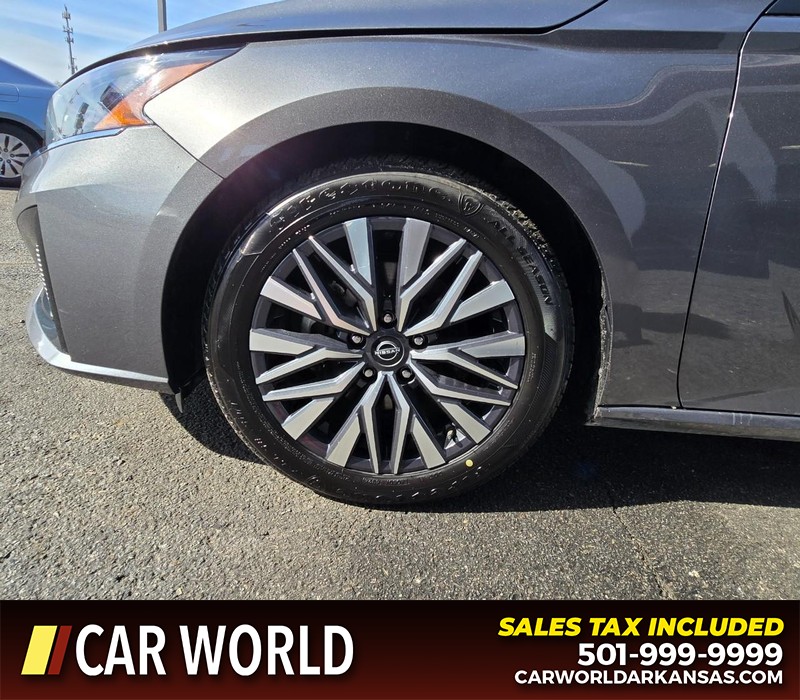 Nissan Altima Vehicle Full-screen Gallery Image 6