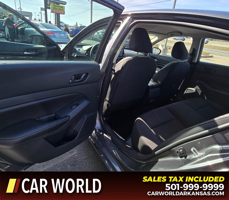 Nissan Altima Vehicle Full-screen Gallery Image 9