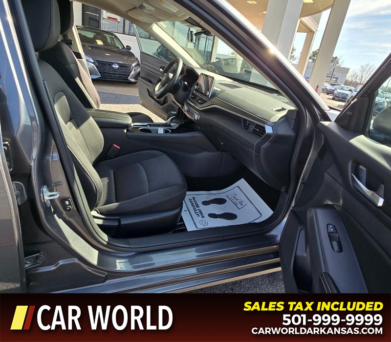 Nissan Altima Vehicle Full-screen Gallery Image 11