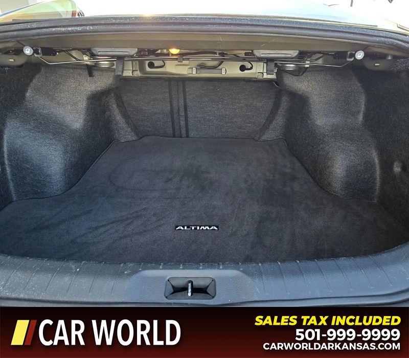 Nissan Altima Vehicle Full-screen Gallery Image 13