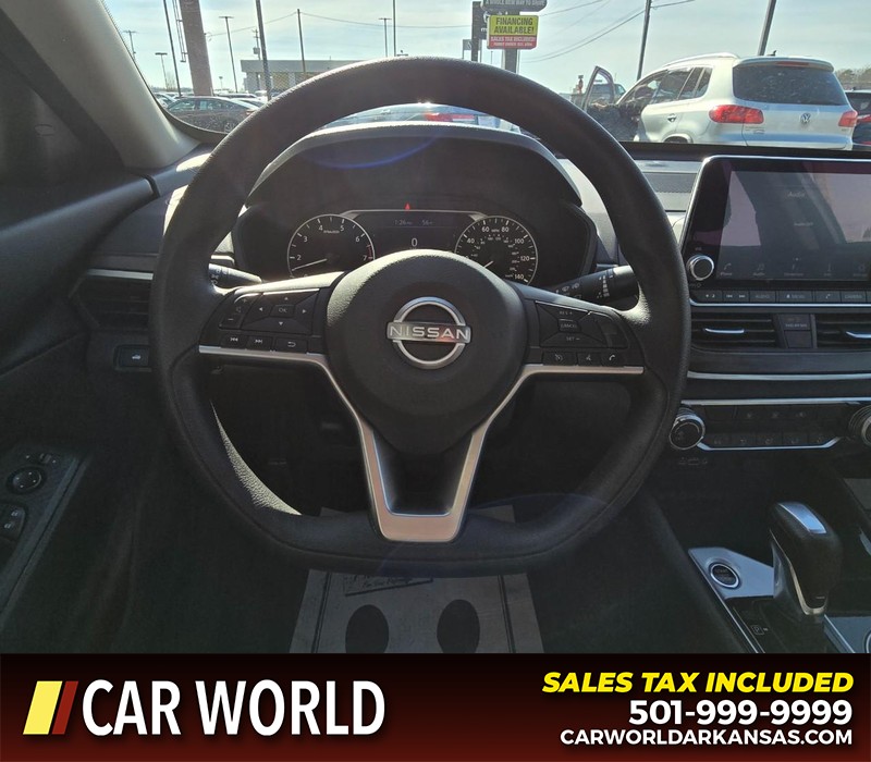 Nissan Altima Vehicle Full-screen Gallery Image 15