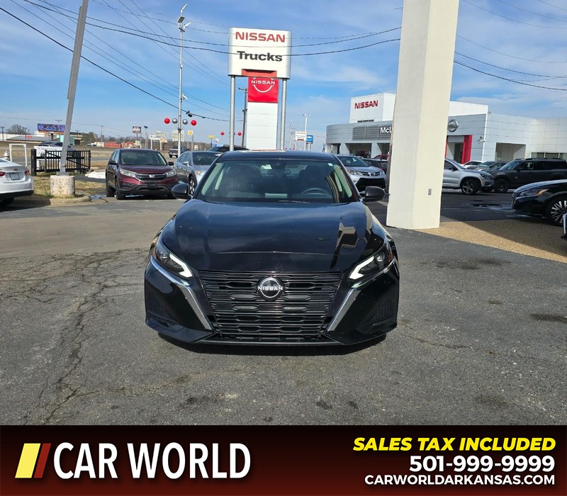 Nissan Altima Vehicle Full-screen Gallery Image 2