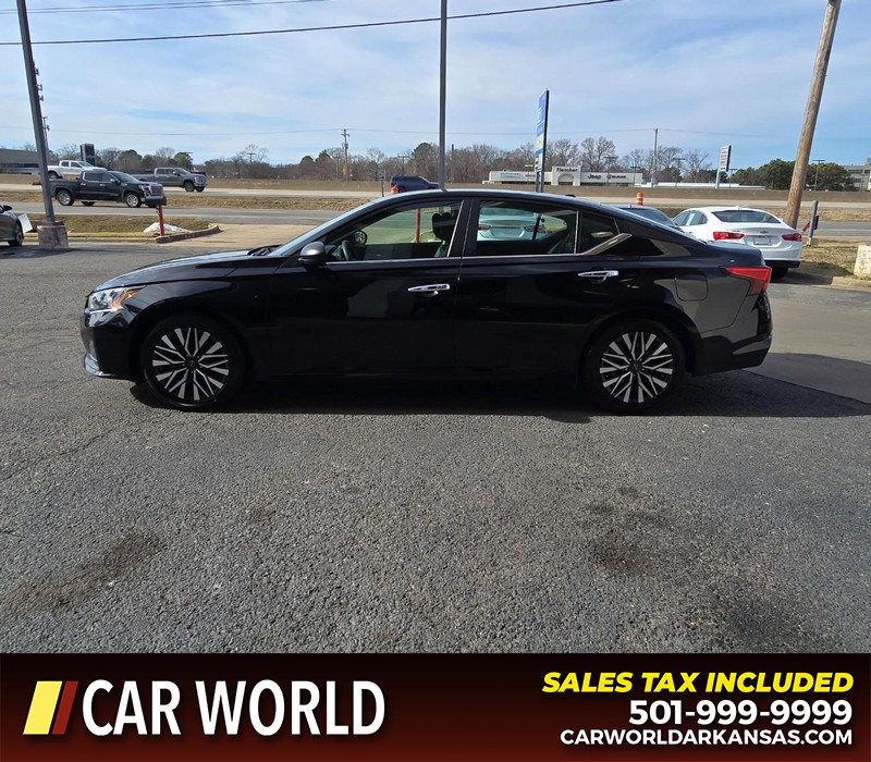 Nissan Altima Vehicle Full-screen Gallery Image 4