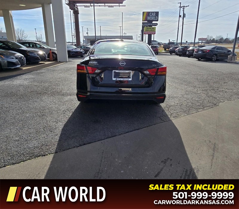 Nissan Altima Vehicle Full-screen Gallery Image 5