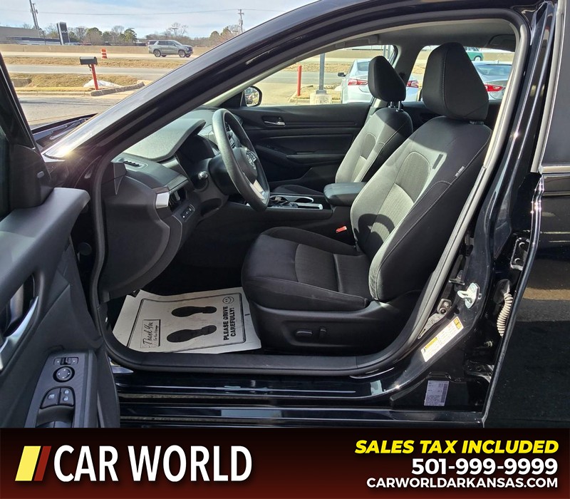 Nissan Altima Vehicle Full-screen Gallery Image 8