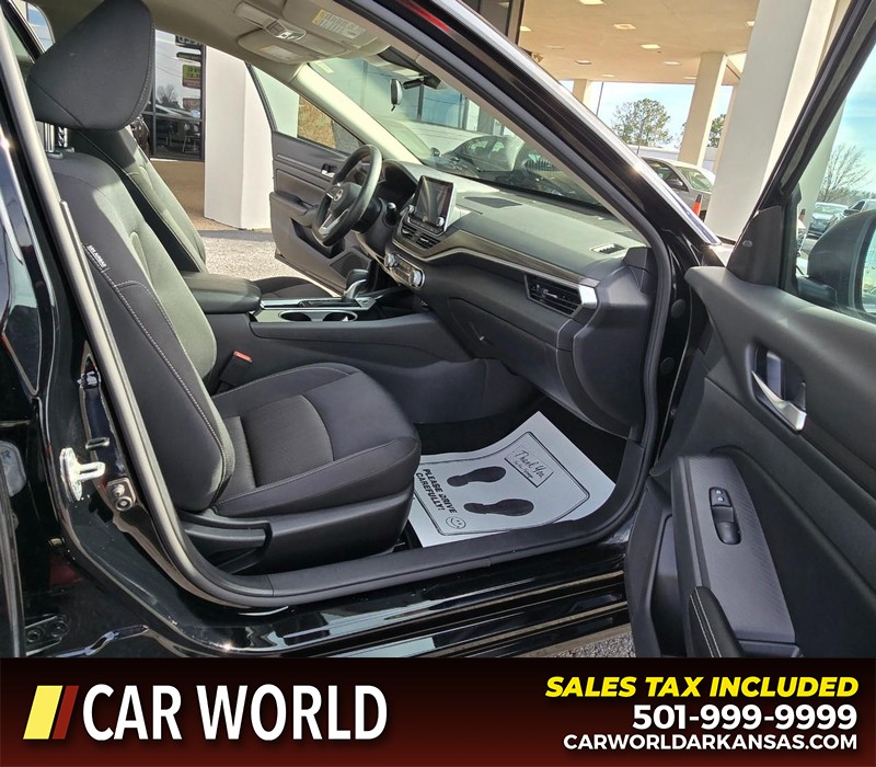 Nissan Altima Vehicle Full-screen Gallery Image 11