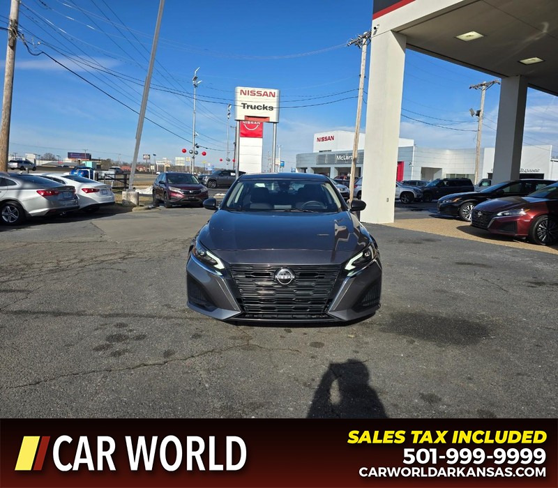 Nissan Altima Vehicle Full-screen Gallery Image 2