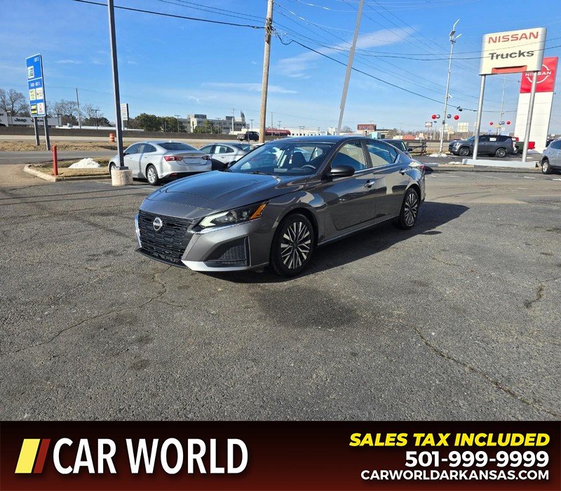 Nissan Altima Vehicle Full-screen Gallery Image 3