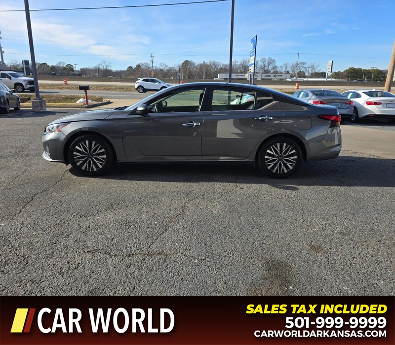 Nissan Altima Vehicle Full-screen Gallery Image 4