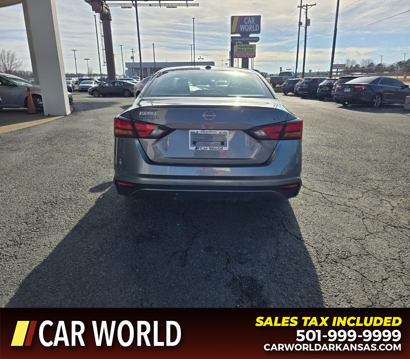 Nissan Altima Vehicle Full-screen Gallery Image 5