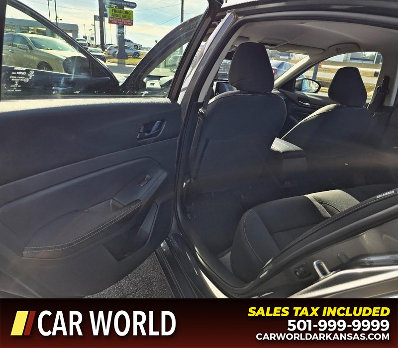 Nissan Altima Vehicle Full-screen Gallery Image 9