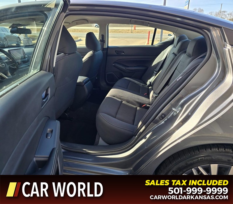 Nissan Altima Vehicle Full-screen Gallery Image 10