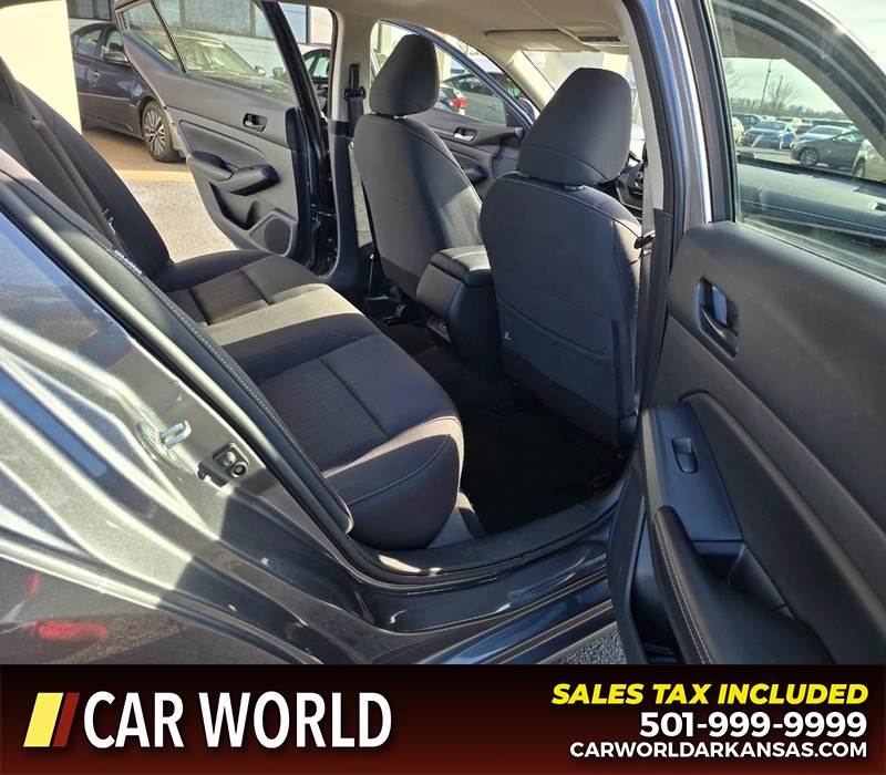 Nissan Altima Vehicle Full-screen Gallery Image 12