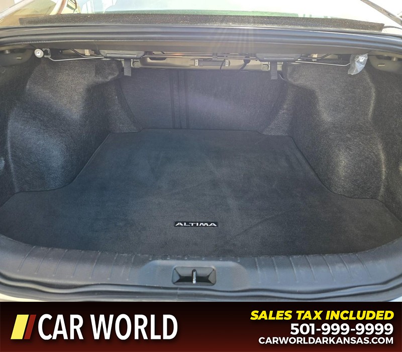 Nissan Altima Vehicle Full-screen Gallery Image 13