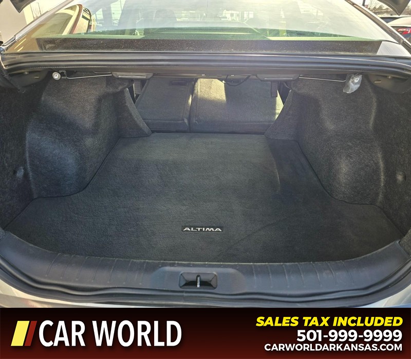 Nissan Altima Vehicle Full-screen Gallery Image 14