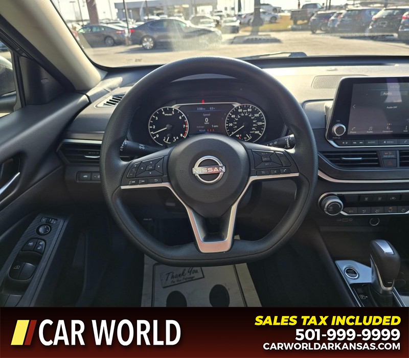 Nissan Altima Vehicle Full-screen Gallery Image 15