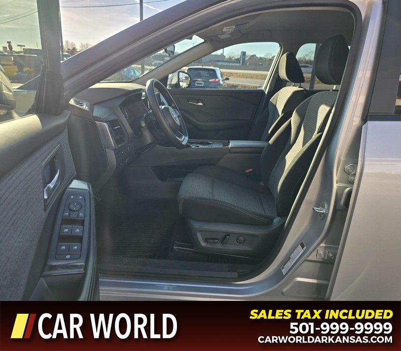 Nissan Rogue Vehicle Full-screen Gallery Image 8