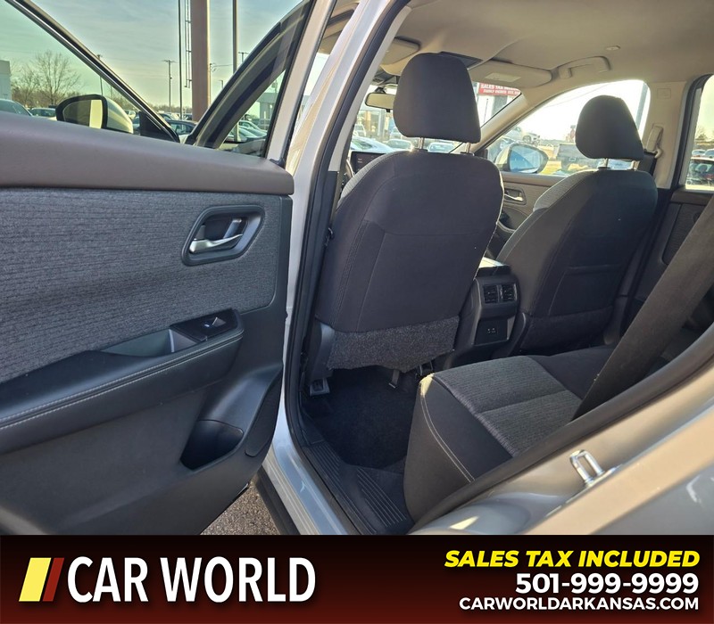 Nissan Rogue Vehicle Full-screen Gallery Image 9