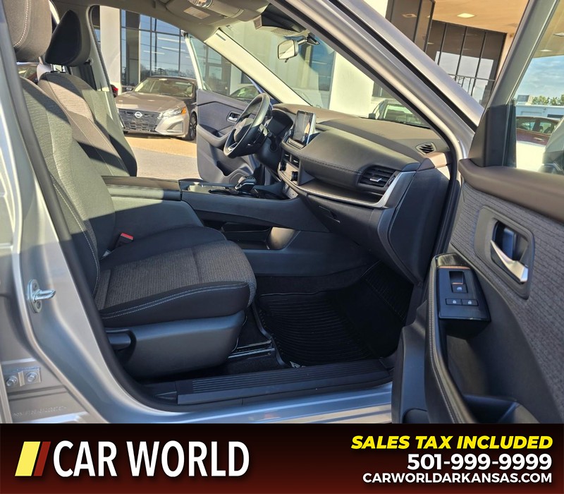 Nissan Rogue Vehicle Full-screen Gallery Image 11