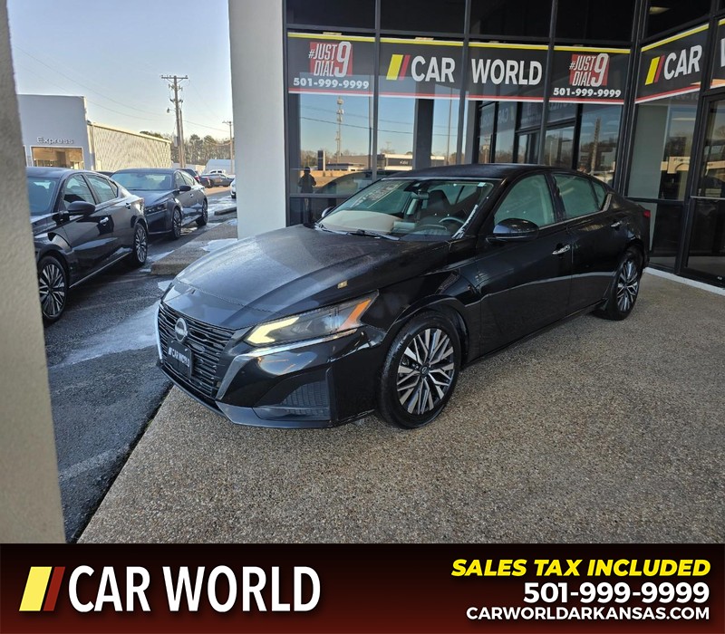 Nissan Altima Vehicle Full-screen Gallery Image 3