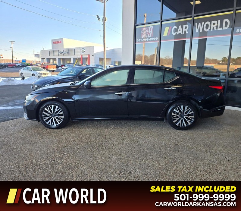 Nissan Altima Vehicle Full-screen Gallery Image 4