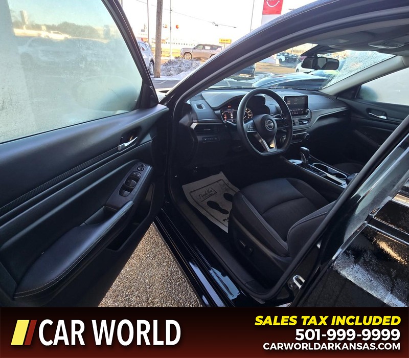 Nissan Altima Vehicle Full-screen Gallery Image 7