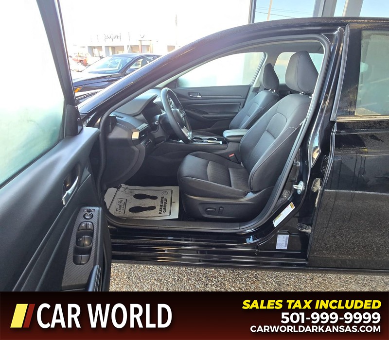 Nissan Altima Vehicle Full-screen Gallery Image 8