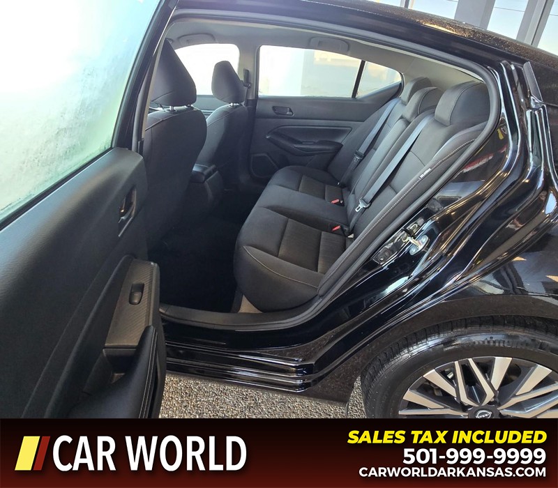 Nissan Altima Vehicle Full-screen Gallery Image 10