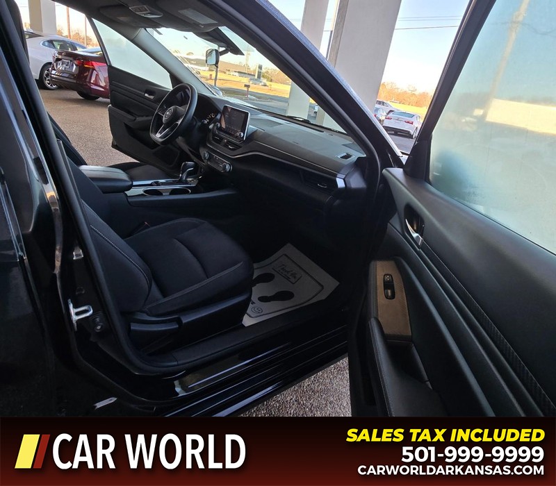 Nissan Altima Vehicle Full-screen Gallery Image 11