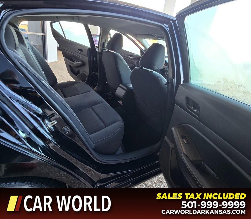 Nissan Altima Vehicle Full-screen Gallery Image 12