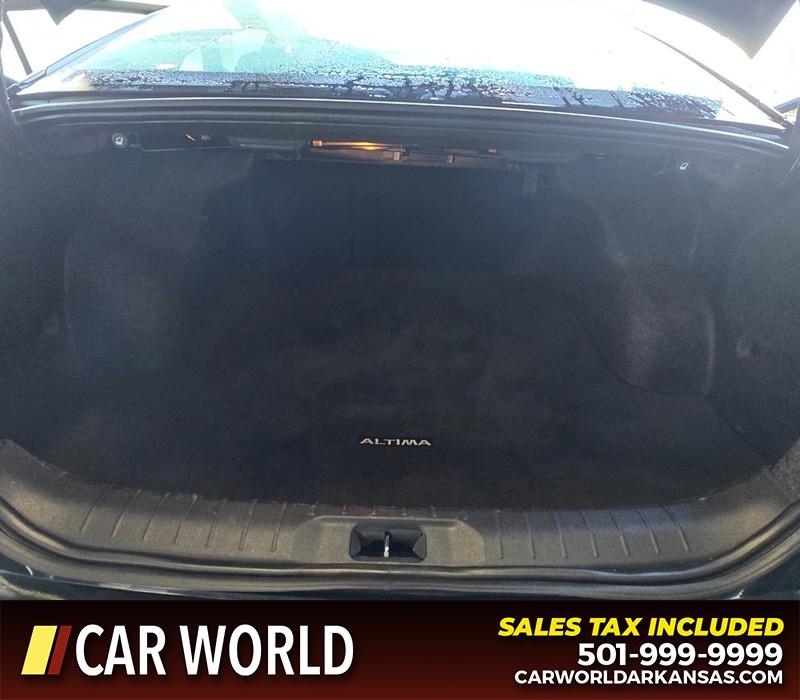 Nissan Altima Vehicle Full-screen Gallery Image 13