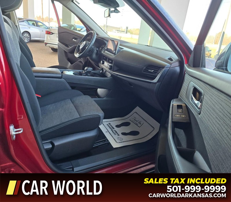 Nissan Rogue Vehicle Full-screen Gallery Image 11