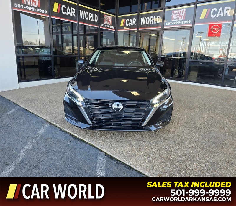 Nissan Altima Vehicle Full-screen Gallery Image 2