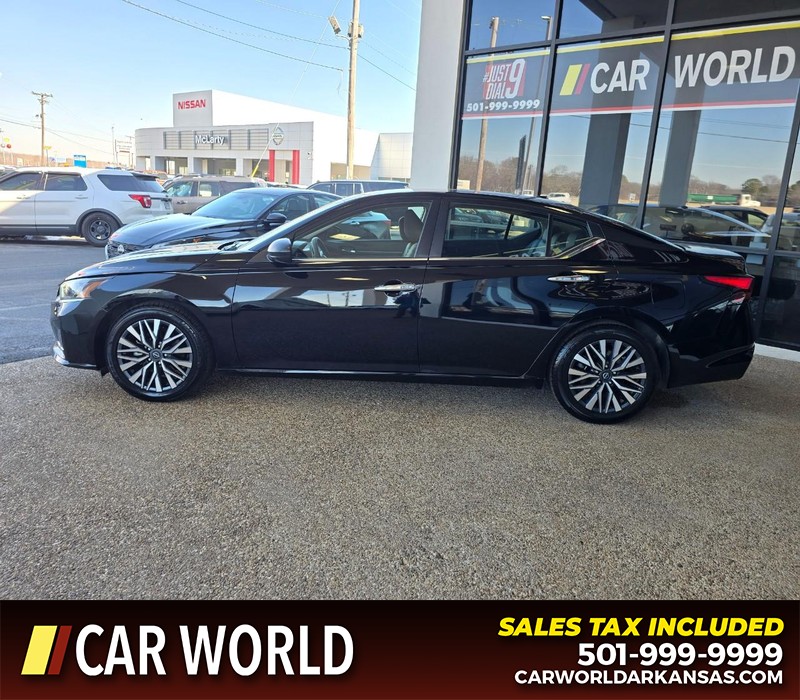 Nissan Altima Vehicle Full-screen Gallery Image 4