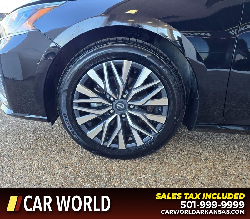 Nissan Altima Vehicle Full-screen Gallery Image 6