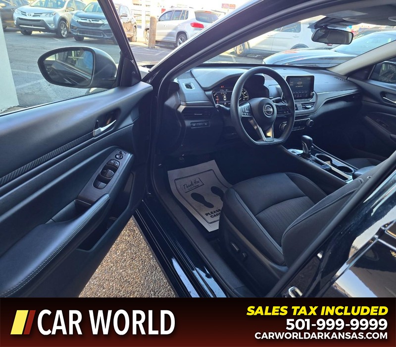 Nissan Altima Vehicle Full-screen Gallery Image 7