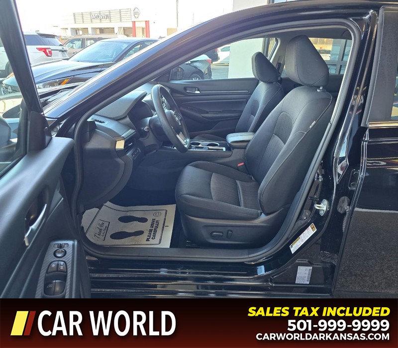 Nissan Altima Vehicle Full-screen Gallery Image 8