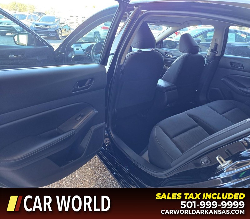 Nissan Altima Vehicle Full-screen Gallery Image 9