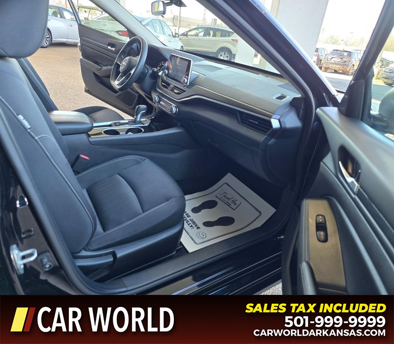 Nissan Altima Vehicle Full-screen Gallery Image 11