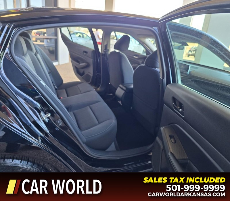 Nissan Altima Vehicle Full-screen Gallery Image 12