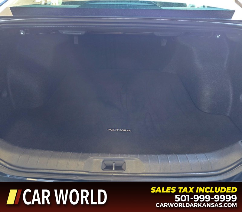 Nissan Altima Vehicle Full-screen Gallery Image 13