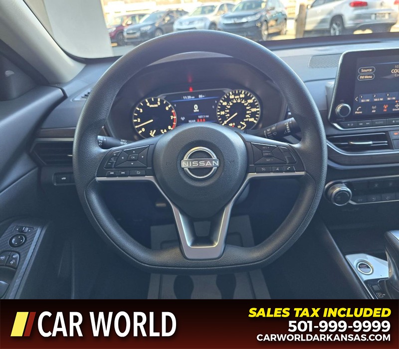 Nissan Altima Vehicle Full-screen Gallery Image 15