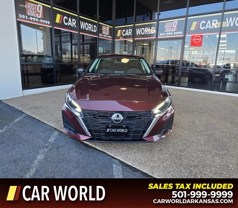 Nissan Altima Vehicle Full-screen Gallery Image 2