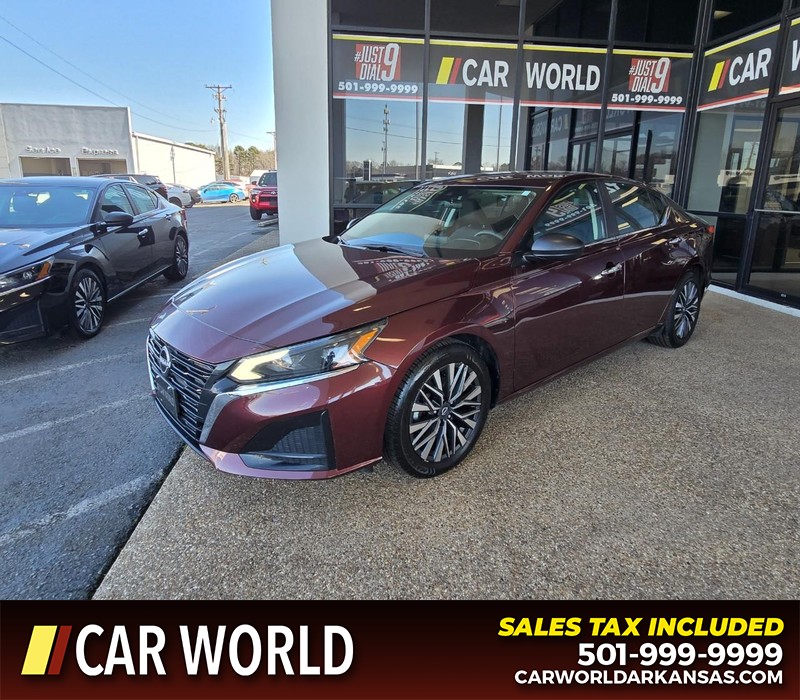 Nissan Altima Vehicle Full-screen Gallery Image 3