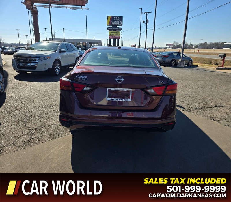 Nissan Altima Vehicle Full-screen Gallery Image 5